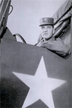 Elvis-at-the-Ray-barrack-military-U-S-base-in-Germany.-October-5-1958-2