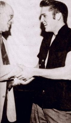 Elvis-in-october-24-1956-with-an-unknow-person.-That-day-Elvis-was-leaving-Memphis