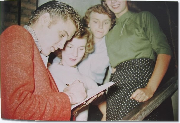 Elvis-signs-autographs-for-some-female-admirers-in-Cleveland-October-19-1955.
