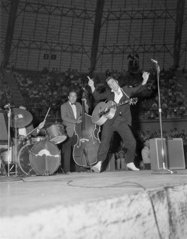 October-14-1956-in-San-Antonio-Texas-elvis-presley-768x982