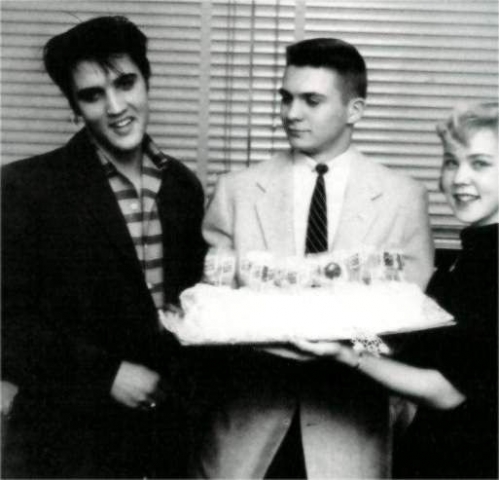 Before Elvis boarded the train in january 9 1957 to Hollywood, he took the time