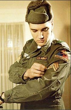Elvis-Presley-King-receiving-his-sergent-stripes-in-january-20-1960.