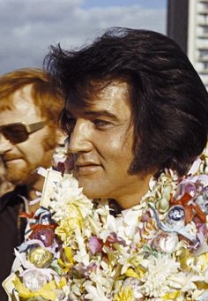 Elvis-Presley-arrives-in-Honolulu-for-his-January-14-1973-concert-Aloha-from-Hawaii-via-Satellite