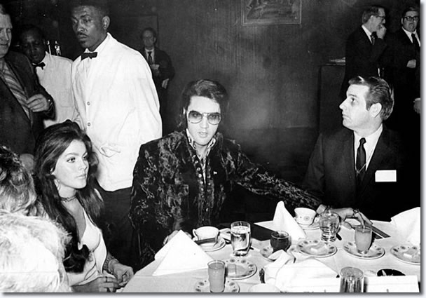 Elvis-attends-the-press-conference-for-the-Jaycees-awar-january-16-1971-4