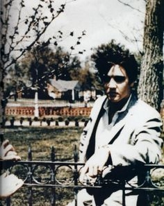 Elvis-in-january-10-1957-in-Memphis-at-his-Audubon-drive-home-chating-with-a-reporter.