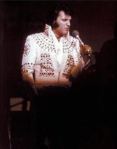 Elvis-on-stage-at-the-Las-Vegas-Hilton-in-january-26-1973.