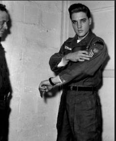 Elvis-presley-receiving-his-sergent-stripes-in-january-20-1960.