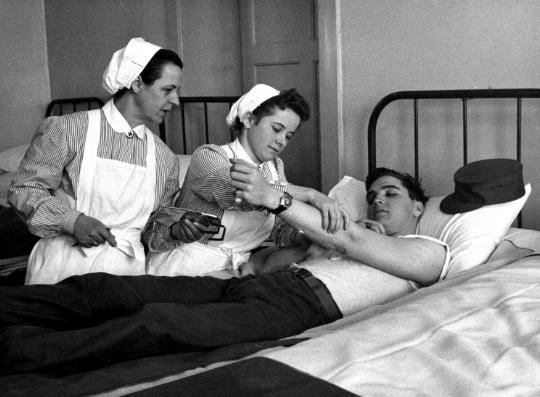 Jan-1959-0157-January-19With-other-soldiers-Elvis-donates-blood-at-the-Wartturm-Barracks-in-Friedberg-for-the-German-Red-Cross.