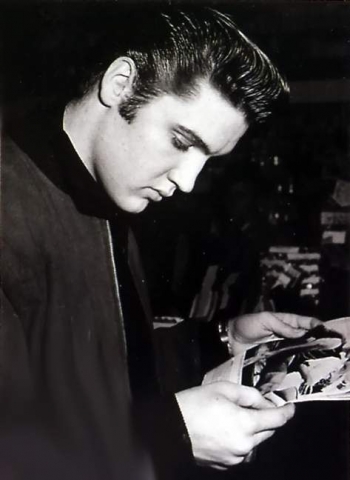 Elvis arrival in New-York in january 5 1957. 3