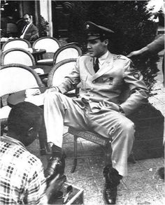 Elvis Presley - getting his shoes shined january 13 1960 paris