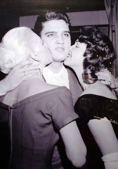 Elvis-and-fans-in-Cleveland-in-november-23-1956.