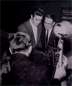 Elvis-and-reporter-in-Cleveland-in-november-23-1956.