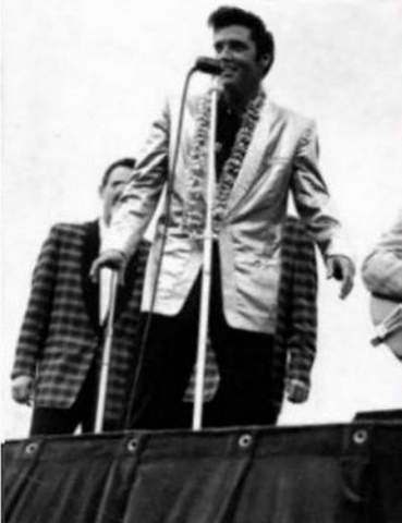 Elvis-at-Honolulu-Stadium-November.-10-1957-3