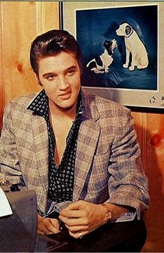 Elvis-in-november-26-1956-at-Colonel-s-Parker-office