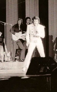 Elvis-on-stage-in-Baltimore-in-november-9-1971-5