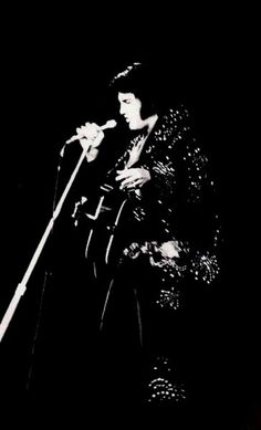 Elvis-on-stage-in-Cincinnatti-in-november-11-1971-2
