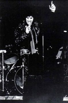 Elvis-on-stage-in-Cincinnatti-in-november-11-1971