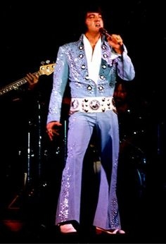 Elvis-on-stage-in-Lubbock-in-november-8-1972.