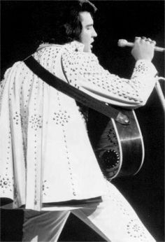 Elvis-on-stage-in-the-Philadelphia-Spectrum-in-november-8-1971-3
