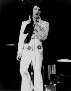 Elvis-on-stage-in-the-Philadelphia-Spectrum-in-november-8-1971-4