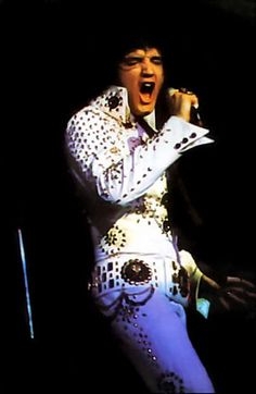 Elvis-on-stage-in-the-Philadelphia-Spectrum-in-november-8-1971.