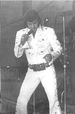 Elvis-on-stage-wearing-the-planet-saturn-suit-November-15-1972.