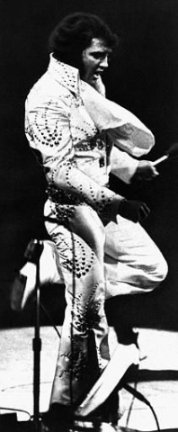 NEW-YORK-NY-November-13-1977-Elvis-Presley-does-his-thing-during-a