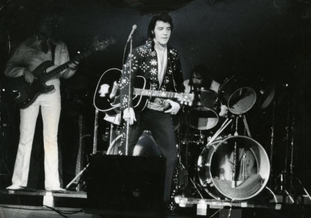 November-10-1971-Elvis-Presley-rocked-the-15506-fans-at-the-Boston-Garden