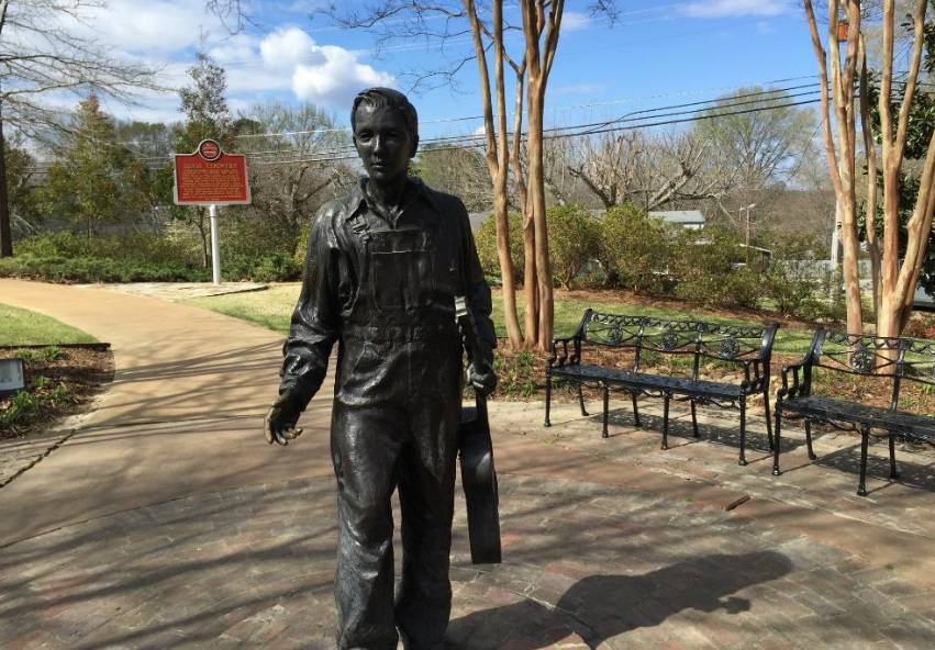 Elvis Presley’s Childhood Home Birth place Tupelo - statue