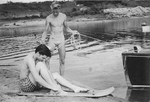 0-elvis water skiing