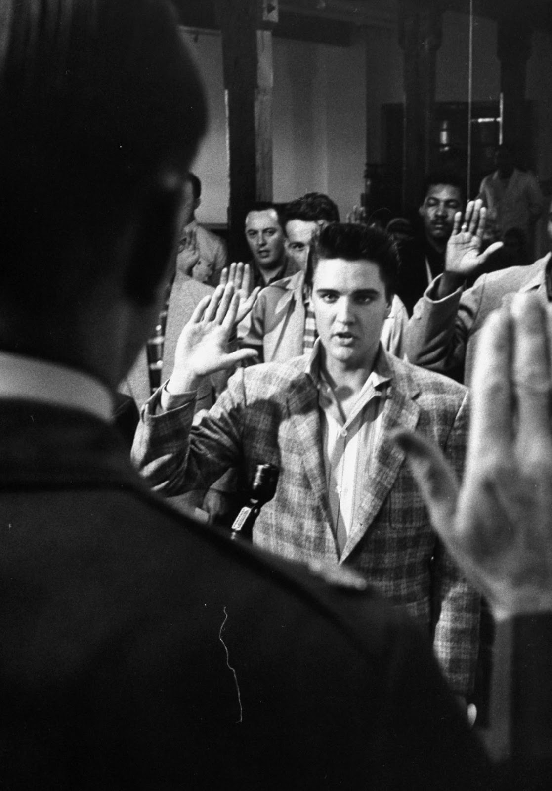 amazing-photos-of-elvis-presley-joins-the-army-in-1958-8