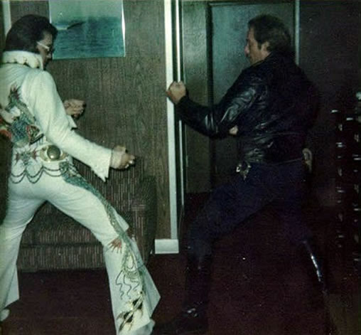 elvis-presley-detroit-friday-october-4-1974-karate-pss-with-police