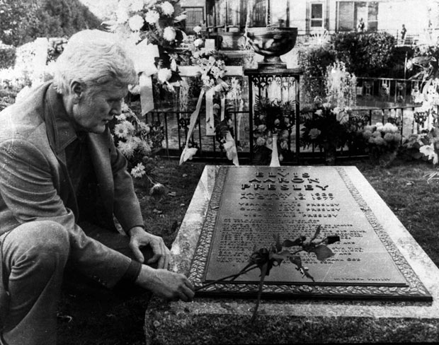 24 November 1977: Elvis Presley's father, Vernon
