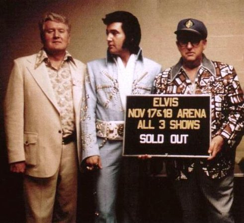 backstage-with-his-dad-vernon-and-colonel-parker-in-honolulu-on-november-18-1972-elvis-presley