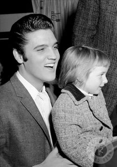 Elvis and young fans in Cleveland in november 23 1956.