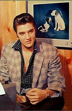 Elvis in november 26 1956 at Colonel 's Parker office