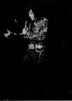 elvis-on-stage-in-san-bernardino-in-november-12-1972
