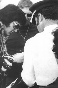 signing-autographs-at-the-tuscaloosa-airport-november-14-1971-elvis-presley