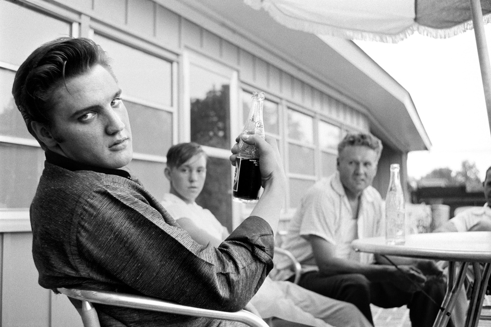 Alfred Wertheimer - Elvis Presley has Pepsi in his Hand , Memphis, Tennessee, July 4, 1956 wth his cousin Bobby and his father