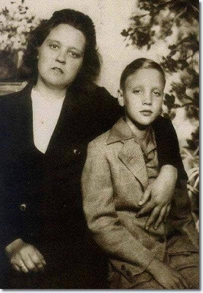 A small tornado rages concerning Tupelo for 5.00 AM. Gladys and Elvis hide in a storm cellar.