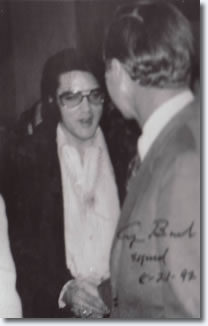 Elvis attends the press conference for the Jaycees awar january 16 1971 3