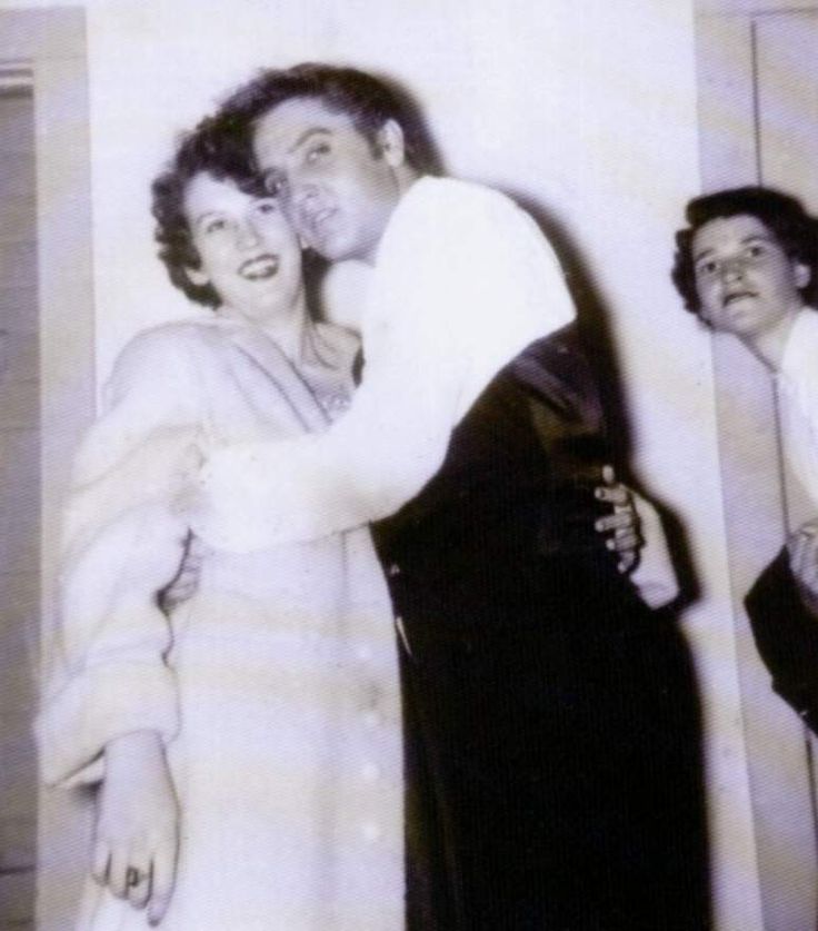 Elvis with fans in Arkansas in january 6 1956 