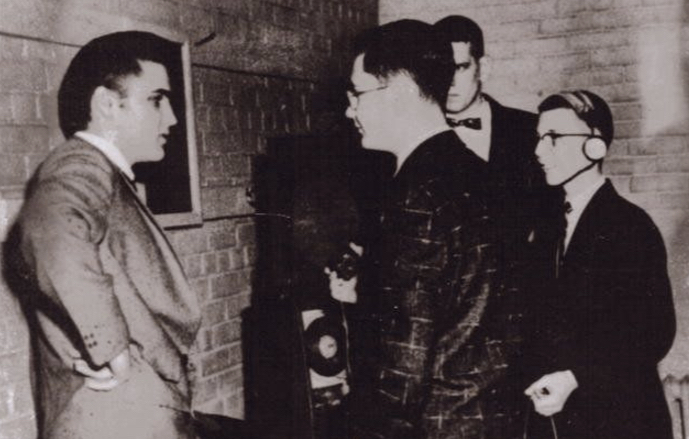 Elvis with a reporter in february 12 1956 in Norfolk Graceland Memories, Memories