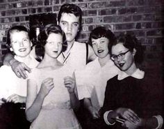 Elvis presley in Shreeveport ( Louisianna ) in march 10 1956 with fans