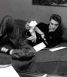 Elvis in his room at the Warwick hotel in New-York in march 17 1956