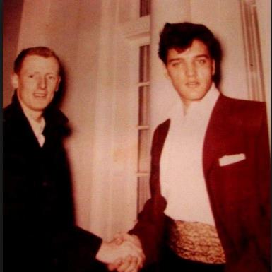 Elvis pesley with fans at Graceland in march 14 1960. 2