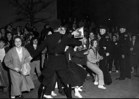 Elvis Presley Souvenir Photo Album - Toronto (April 2, 1957) 