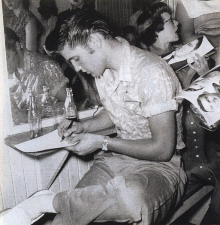 Elvis Presley and Mirrors 60 Amazing photos Elvis Presley