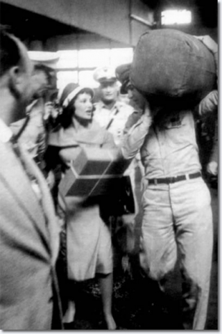 September 22, 1958 , Elvis Preley Sails Brooklyn Army Terminal

