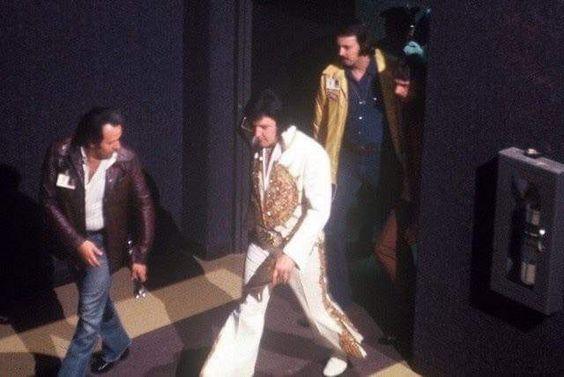 Do you know what concert this is from Sanja? Looks like the same suit he wore when i seen him on May 3rd,1977.